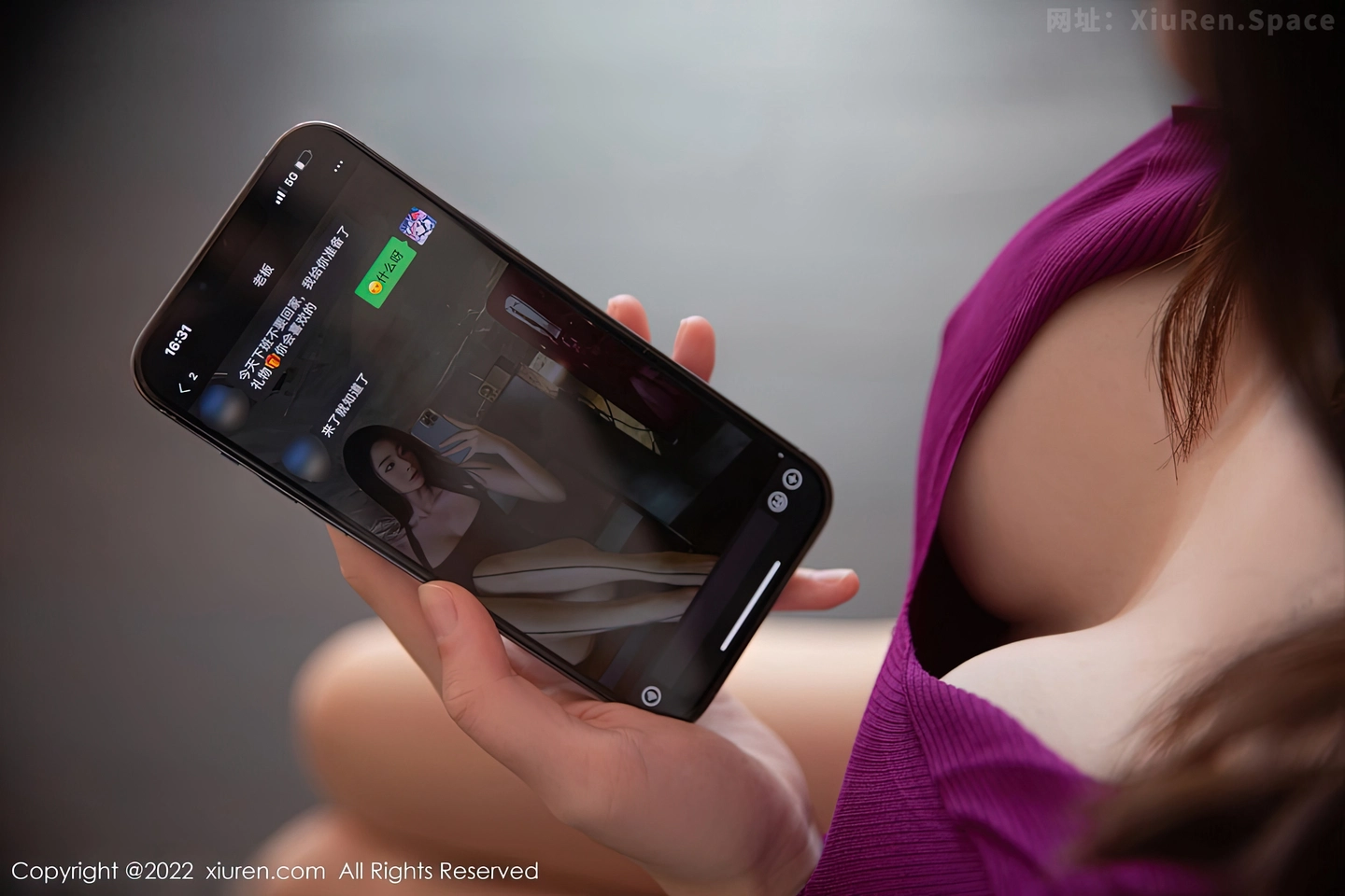 图片[3]-[XiuRen秀人网] VOL.5998 模特是小逗逗性感紫红色连衣裙配原色丝袜秀白嫩美腿迷人写真87P-秀人网官方网站